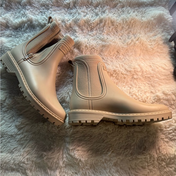 Toni Pons Shoes - Toni Pons Cream Ankle Rain Boots size 40